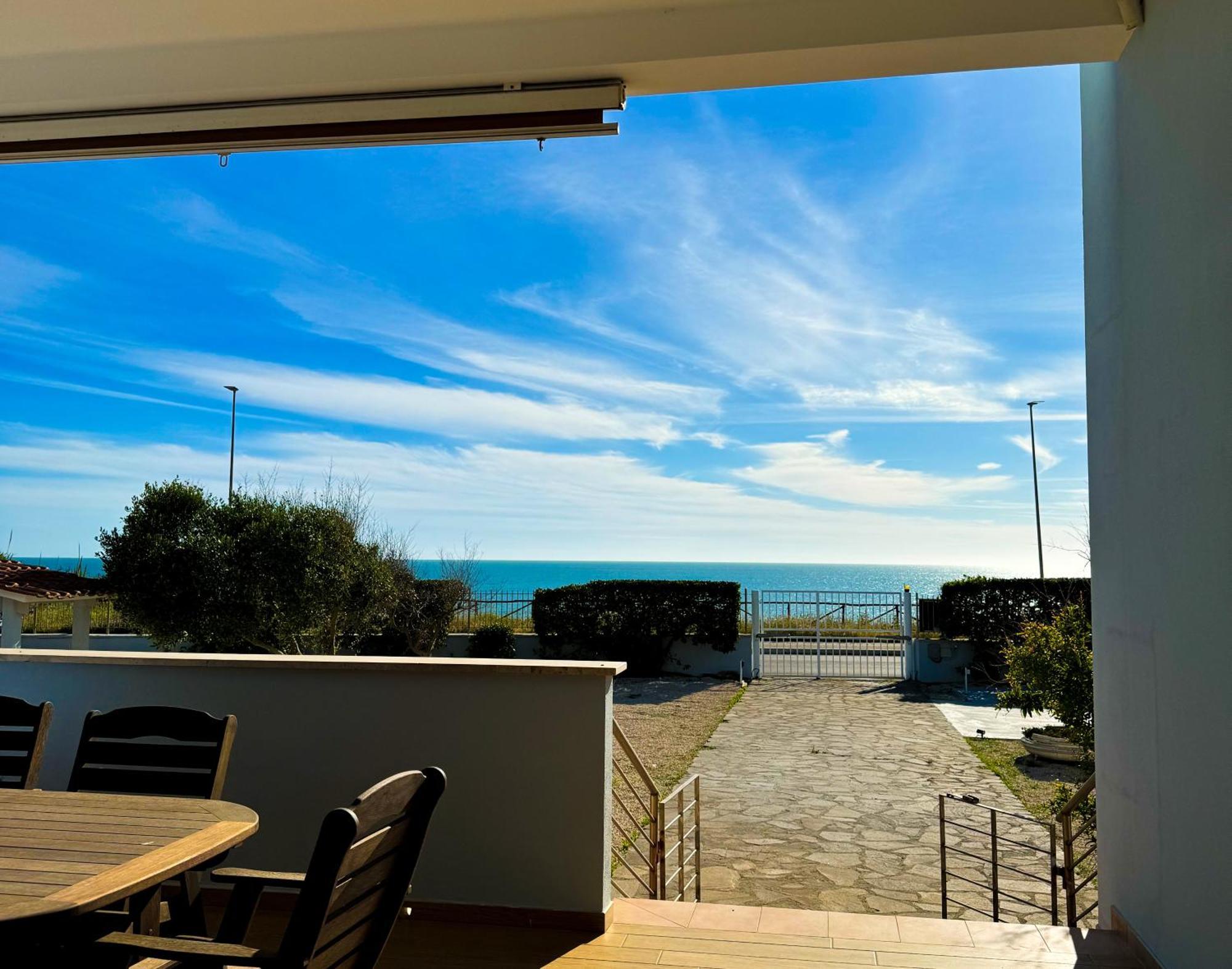Edo House Anzio - Beachfront - Fronte Mare - Affittacamere Kültér fotó